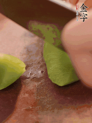 萵筍切滾刀塊。