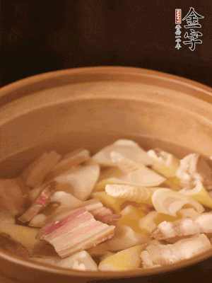 春筍、咸肉、咸肉一起入砂鍋，加姜片、料酒、清水大火煮沸到湯色變白。轉小火慢篤半小時。