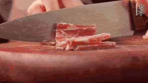 200g金字淡咸肉、100g冬筍、100g香干分別切細(xì)丁。