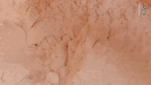 糯米粉中加入溫水，反復(fù)揉成團。