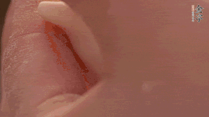 取一小團面，用掌心搓成小球狀，從小球中心捏窩，放入餡料，封口后，留出小尾巴。