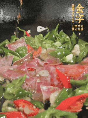 再下蒸炒火腿煸炒，加少許白糖提鮮。