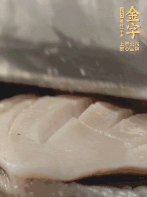 鮑魚用勺子撬出來，去掉內(nèi)臟和牙齒，加面粉、白醋、鹽、啤酒抓一下，清水洗凈，切花刀。