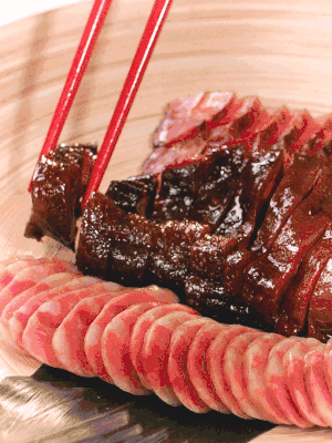 香腸、醬肉適合切片、醬鴨適合切塊。