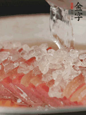 依舊放上冰糖100g、黃酒100g、水200g，鍋中再蒸15分鐘。