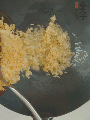 熱油下鍋，邊按壓邊翻炒均勻。