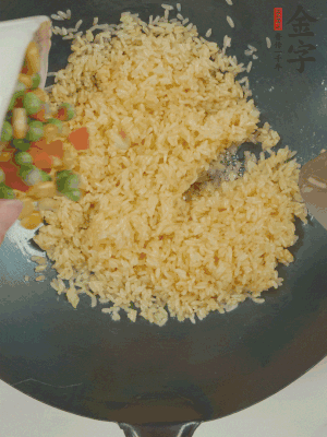 下豌豆粒、胡蘿卜粒、玉米粒。（買現(xiàn)成冷凍的雜菜即可，非常方便）