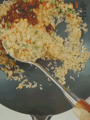 翻炒熟后，加金字火腿XO醬。