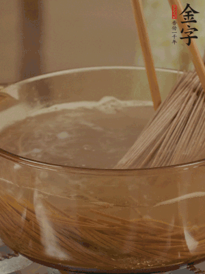 水開后下蕎麥面，煮2分鐘后過涼水備用。