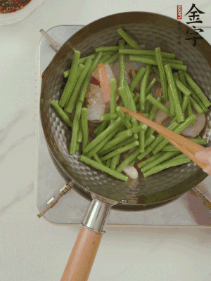 下掰好的缸豆段翻炒，略燜煮。