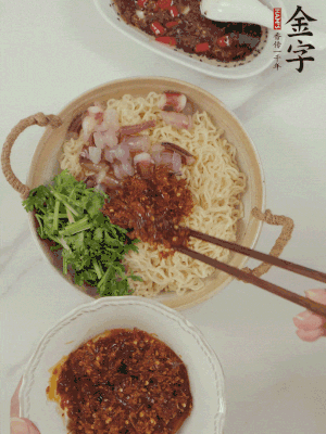 在面上鋪魷魚、香菜、金字火腿大師醬。