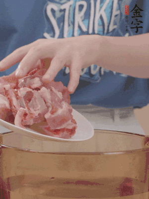 排骨剁小塊，加姜片、料酒沸水下鍋焯水。