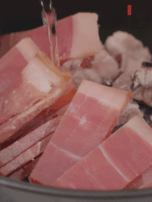 排骨、黃鱔段、金字火腿片放入砂鍋中，加沒過食材的水。