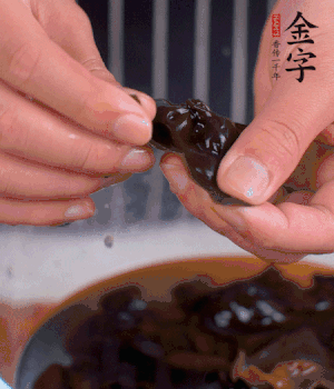 木耳冷水泡發(fā)，處理成小塊。（如果是小木耳就不用切了）