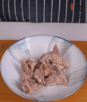 排骨加1勺黃酒、1勺蠔油、1勺玉米淀粉、1/4勺胡椒粉腌制半小時(shí)。