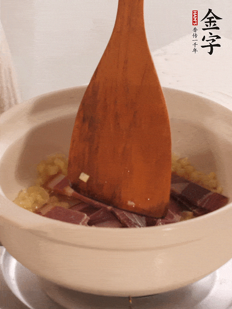 加熱水，加入白菜蓋上蓋子煨煮3分鐘。