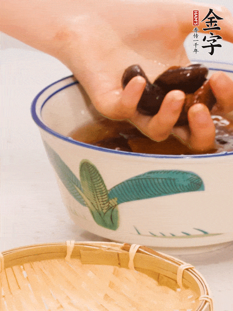 干香菇提前泡發(fā)切片，泡香菇水留著備用。