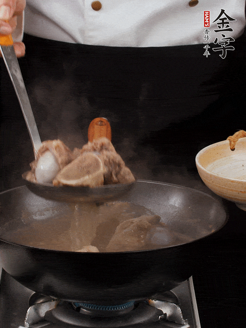 大筒骨清水浸泡30分鐘，中途換水2-3次。冷水下鍋，加姜片、料酒焯水，撇去浮沫。