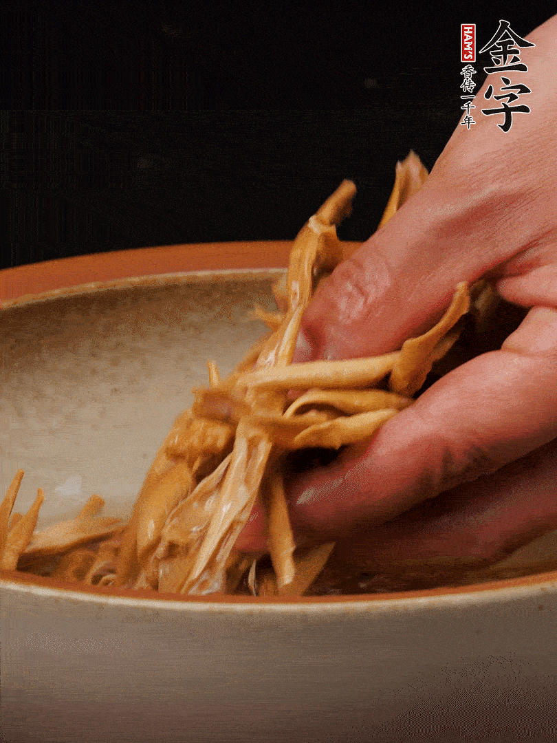 農家土筍尖提前泡軟，用刀劃成細絲，這樣會更加入味。