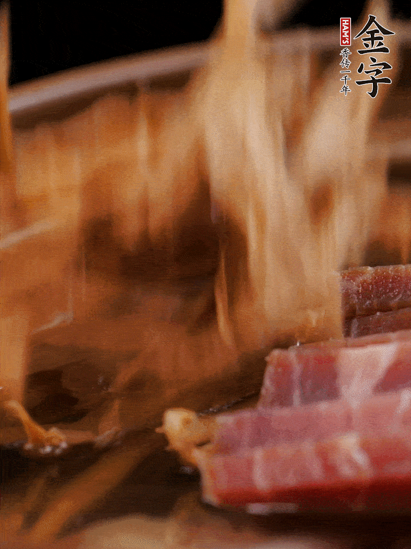 大筒骨、金字火腿、姜片、黃酒一起放入砂鍋，加筍干燉煮40分鐘。（如果家里有高壓鍋，用高壓鍋把高湯壓出來更鮮濃。）