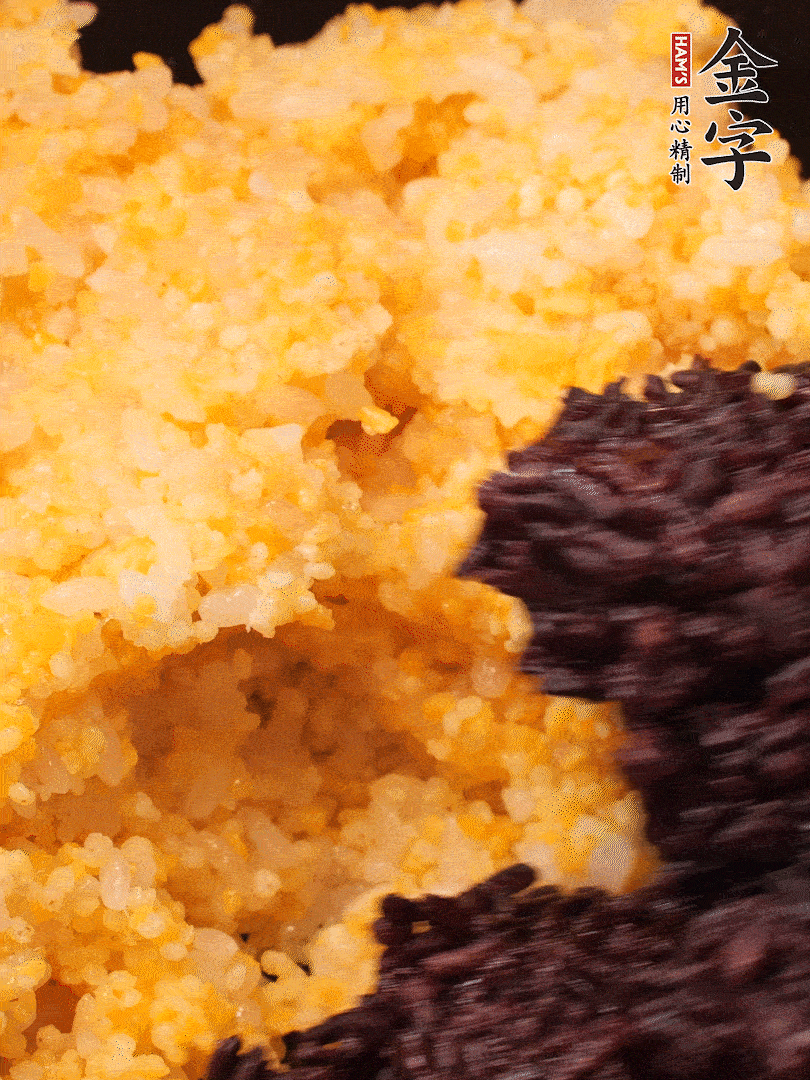 混合小米、紫米煮熟，加豬油攪拌均勻（紫米分開煮在攪拌）