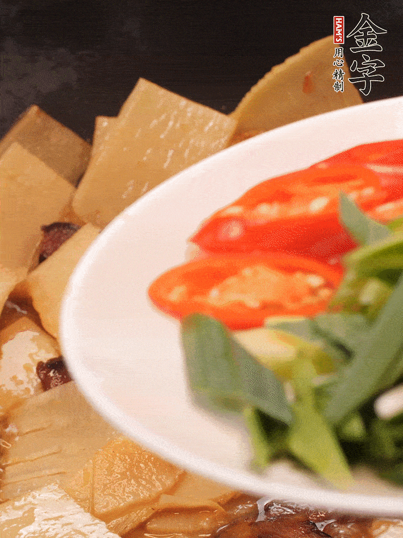 少許料酒增香，下蒜白、青紅辣椒略微翻炒