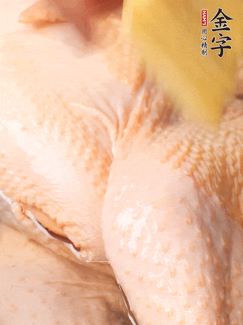 老母雞去頭去尾，斬去雞爪。冷水入鍋，加料酒、蔥姜焯水，煮出浮沫后撈出，用清水洗凈