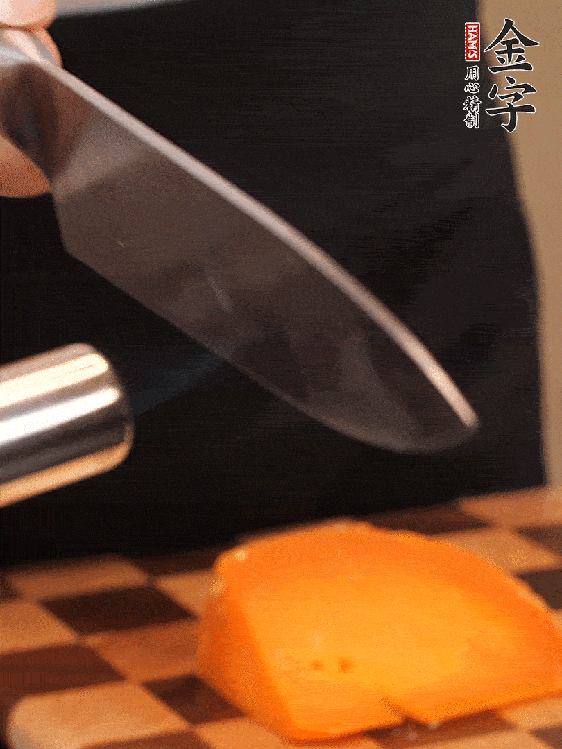 間隔擺上哈密瓜、奶酪、迷迭香、核桃仁