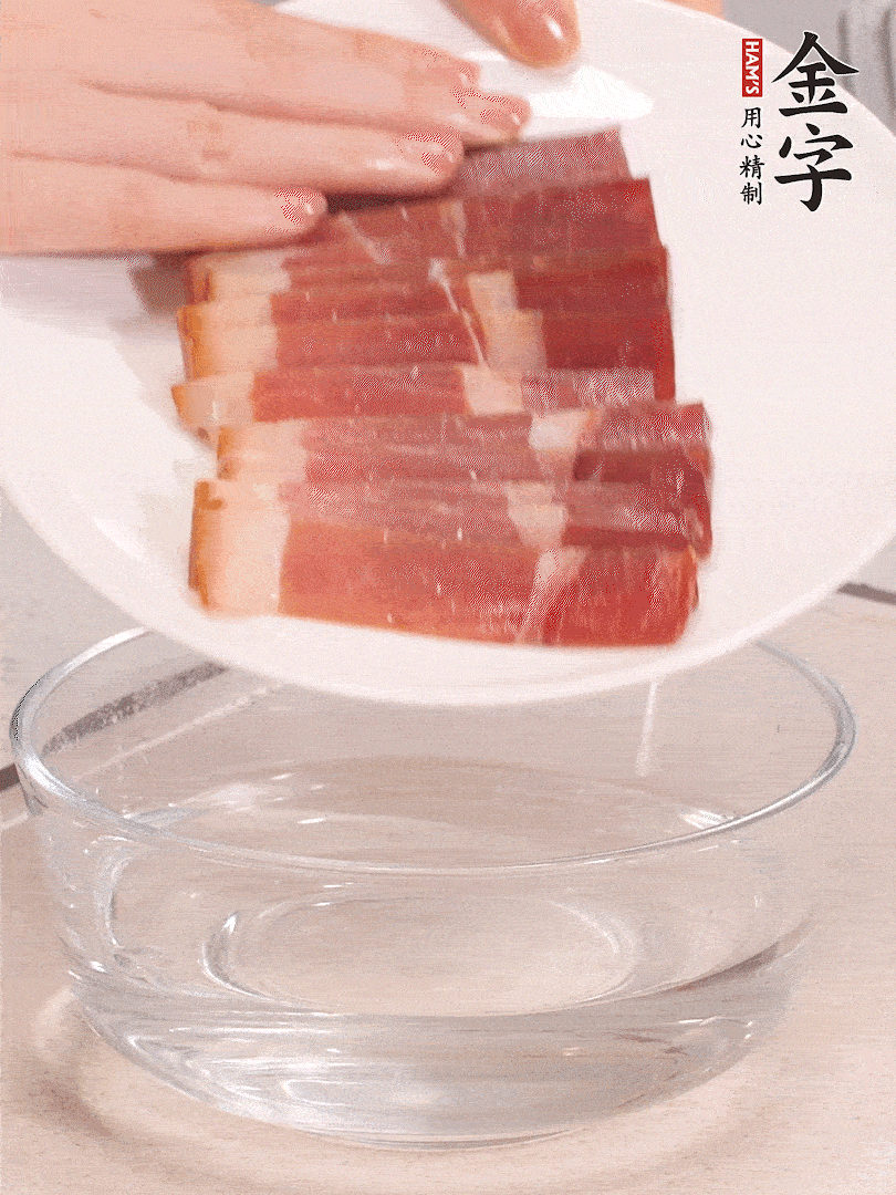 鴨腿冷水下鍋，加姜片、料酒焯水