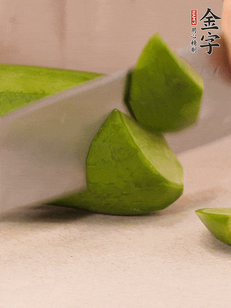 青、紅蘿卜洗凈，去皮切大塊