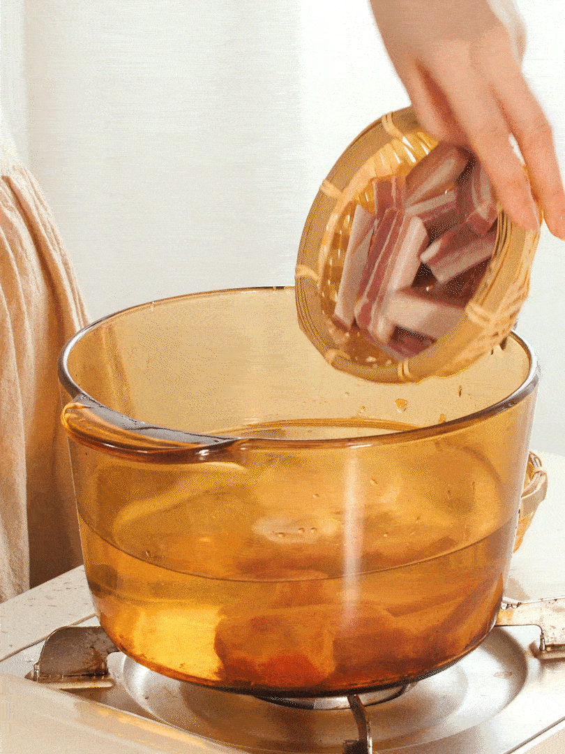 咸肉、排骨加料酒 蔥段 生姜 一起冷水下鍋焯水撈出