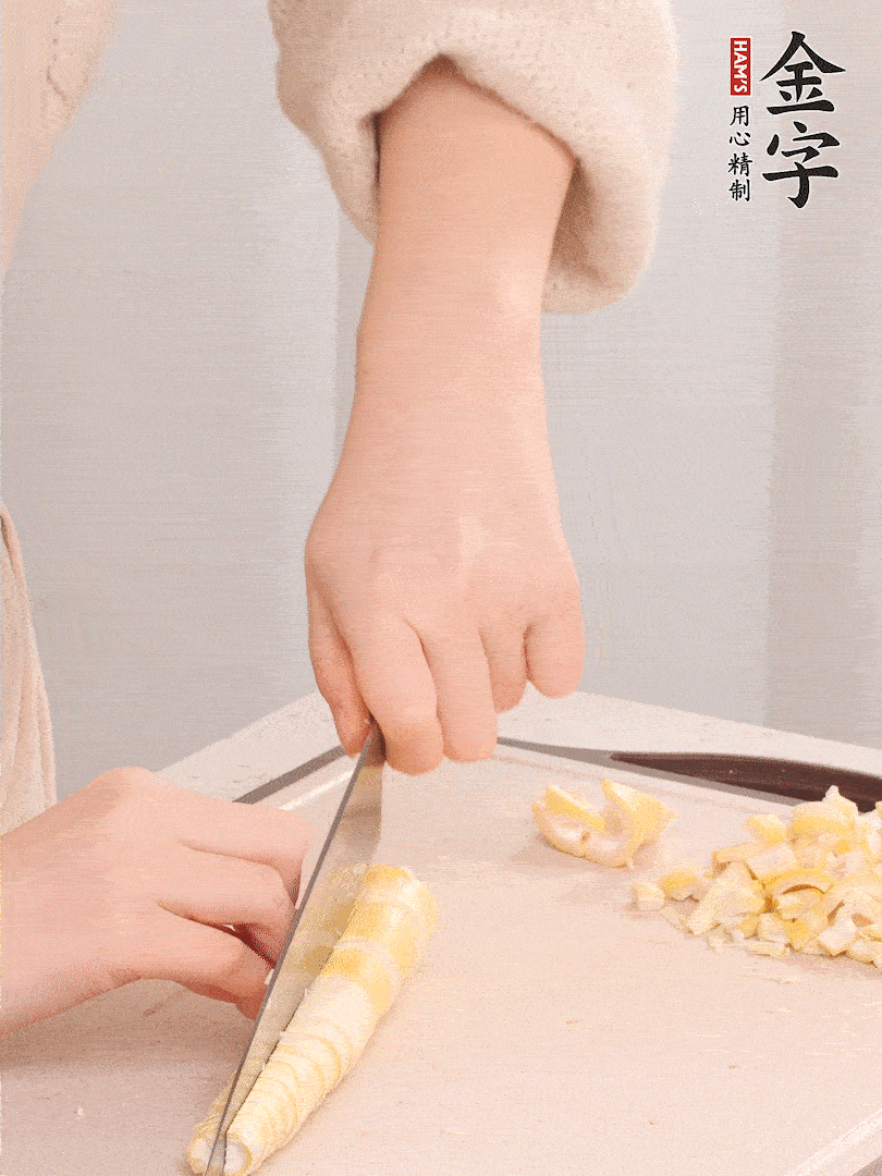 春筍去皮切小塊，焯水2分鐘左右