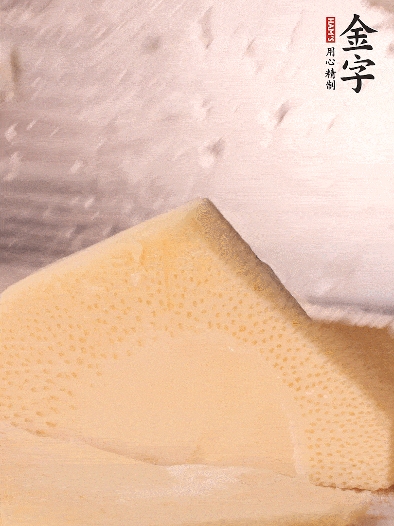 冬筍處理干凈，切滾刀塊，開(kāi)水焯燙去除澀味