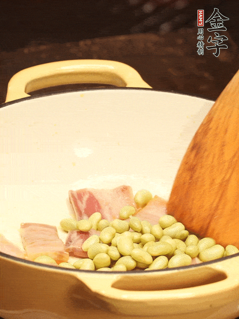 加入青豆、香菇翻炒出香味