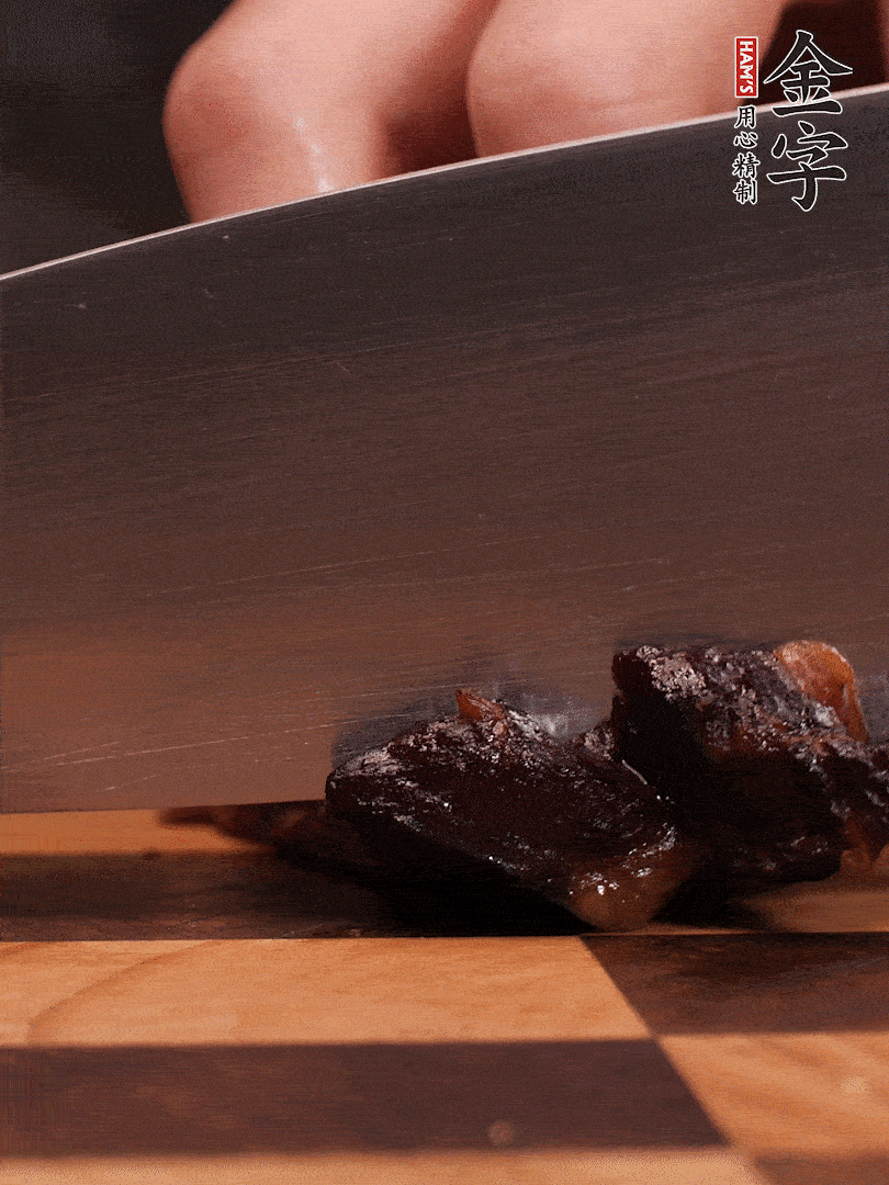 金字醬油肉整塊放入鍋中煮至7成熟，切成小塊