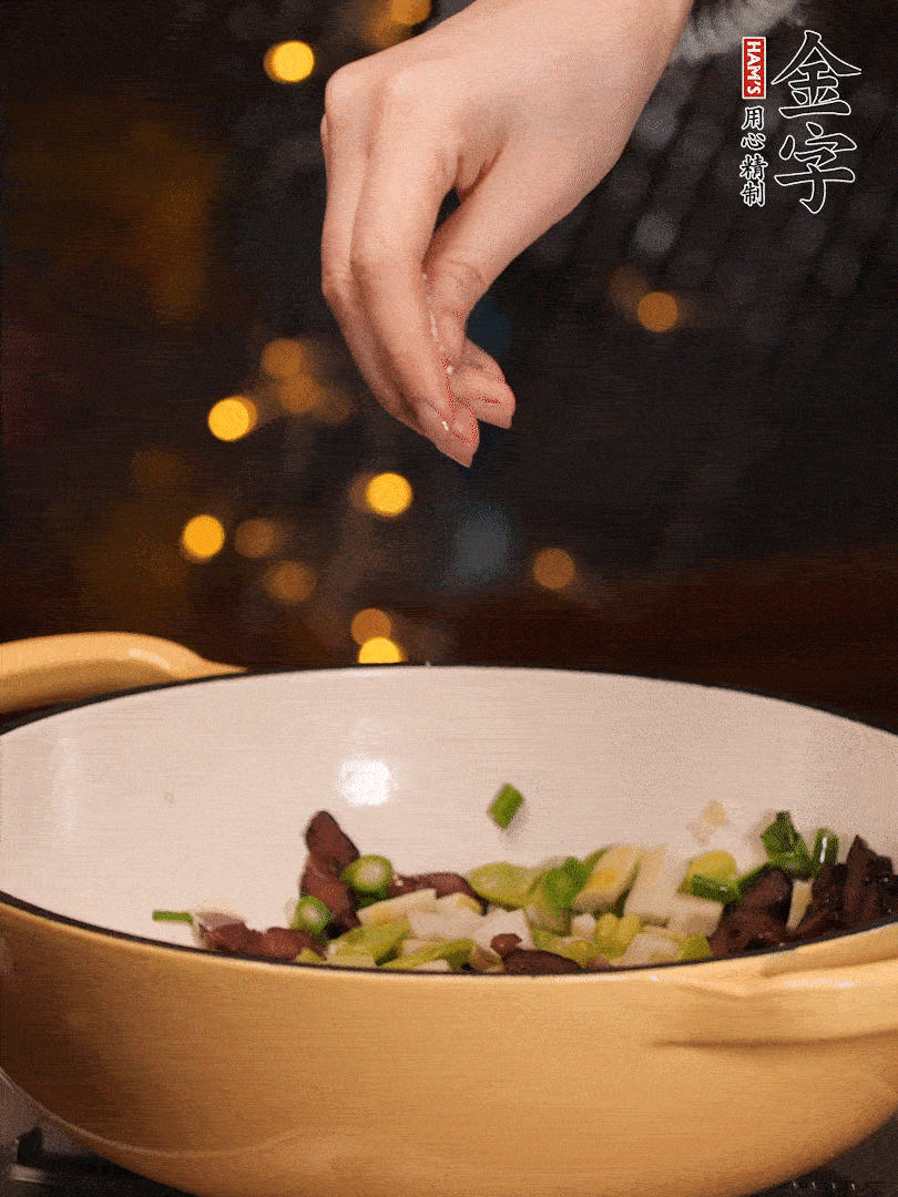 可以加點點水，再加菜苔，加點鹽、味精調(diào)味