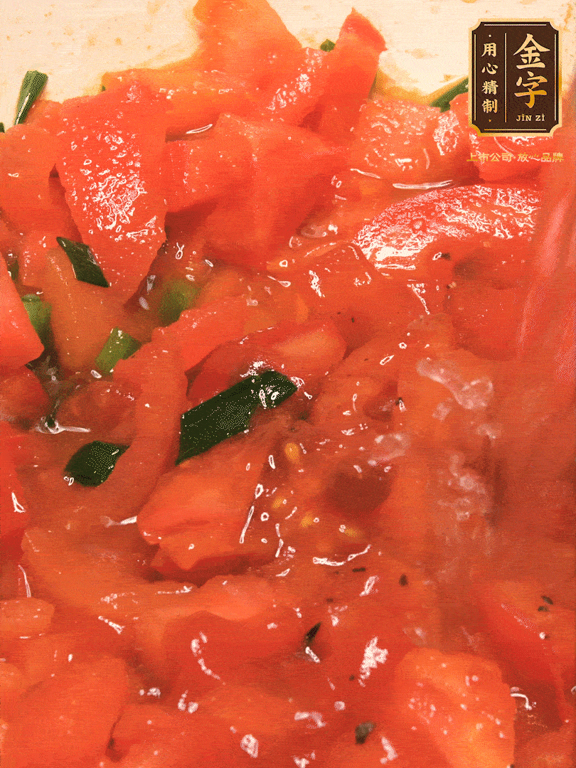 放入番茄丁，炒出汁