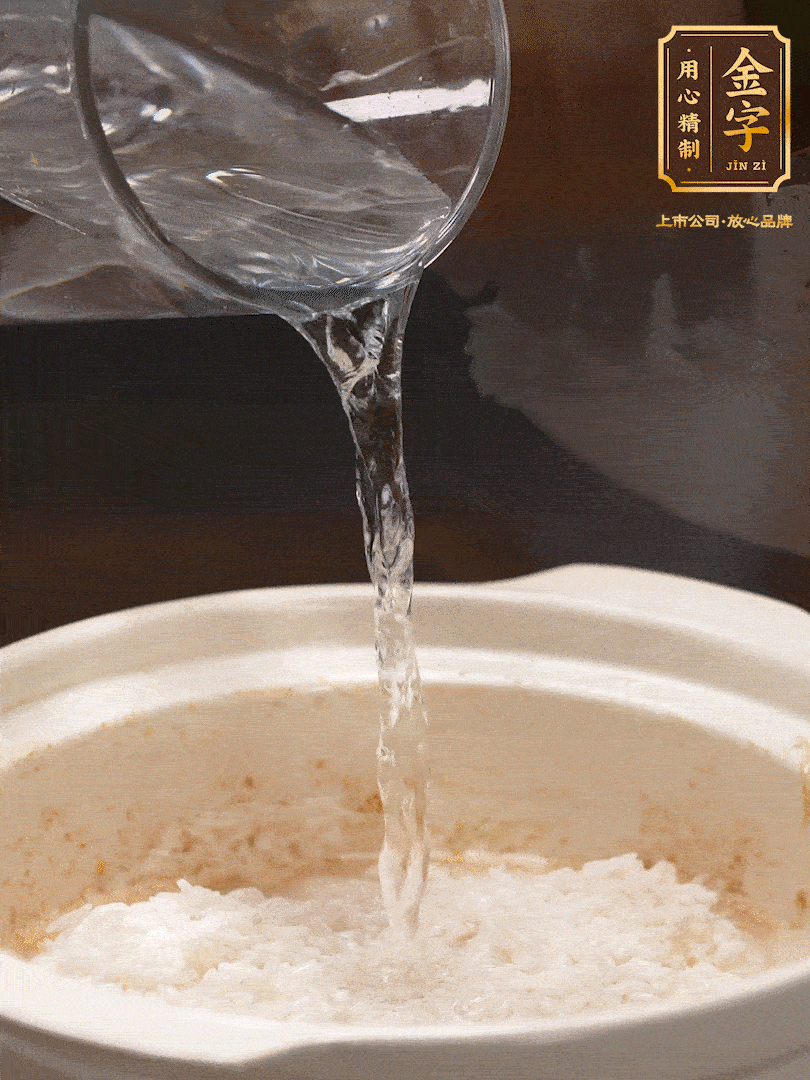 將泡好的米，加水一指，煮至沸騰