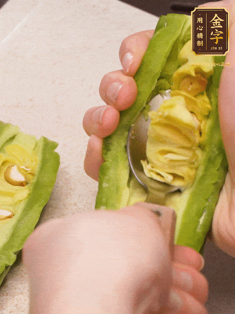 苦瓜從中間切開(kāi)，把里面的瓢和籽全部挖干凈