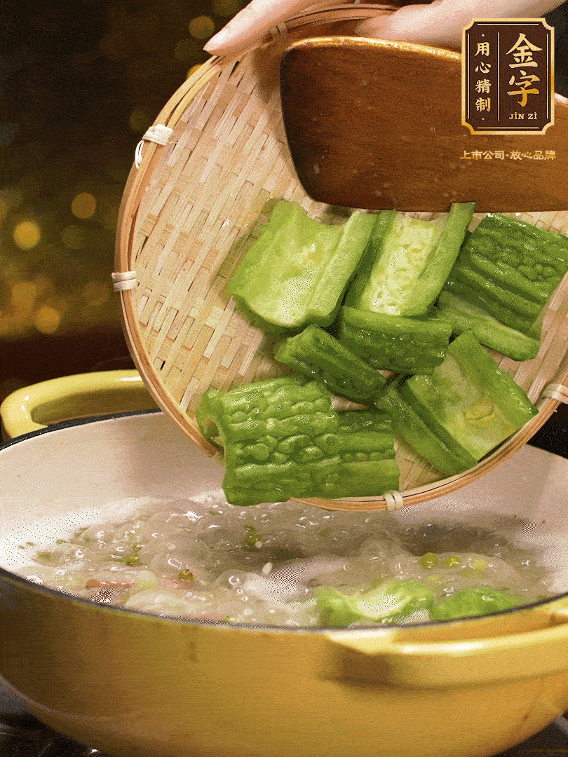 最后在放苦瓜燒開(kāi)，放一點(diǎn)點(diǎn)調(diào)味糖，燉煮20分鐘