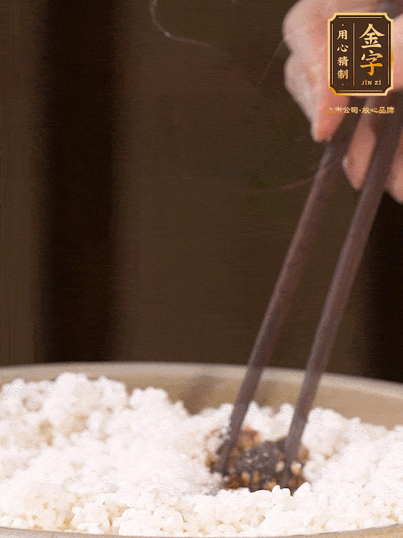 糯米淘洗干凈，浸泡4小時(shí)，控干水分后，加鹽、糖、老抽調(diào)味調(diào)色