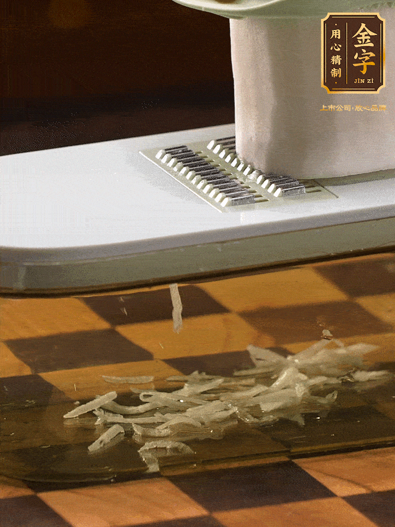 蘿卜切絲 ，加少許的鹽 抓拌均勻后，腌制十五分鐘