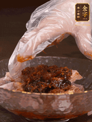 排骨用1勺蠔油、1勺醬油、1勺金字火腿XO醬抓勻腌制半小時