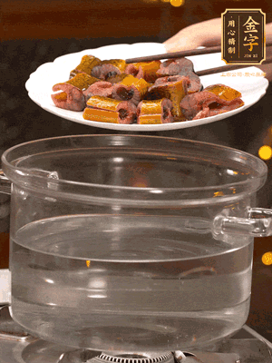 黃鱔冷水下鍋焯燙，再用清水洗凈去除腥味