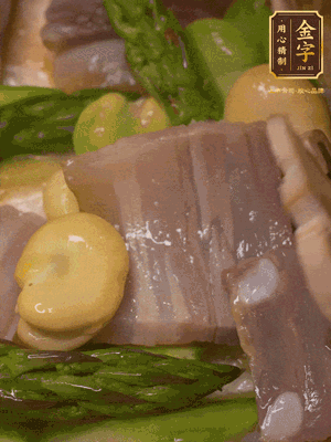 倒入熱水，燉煮10分鐘