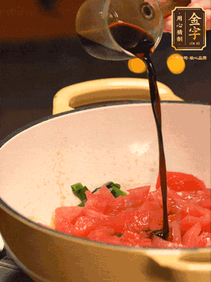 調(diào)味：1勺蠔油、1勺生抽、2轉(zhuǎn)胡椒粉和2勺番茄醬倒入400ml開水，燒至湯汁濃厚