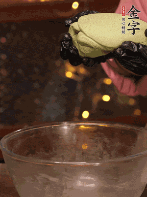 水里放點(diǎn)鹽，燒開后放艾草，一勺小蘇打，撈出浸入涼水，打成艾草泥