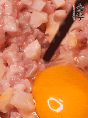 豬肉末、咸肉丁，分次加蔥姜水，一勺糖、一丟白胡椒，春筍丁，打入一個(gè)雞蛋