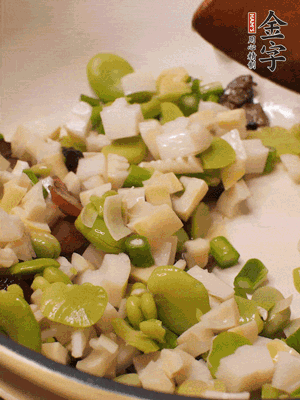 倒入蠶豆、春筍翻炒