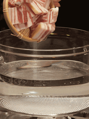 排骨、咸肉，一起下入鍋中，加入蔥，姜，料酒，倒入清水焯水清洗干凈